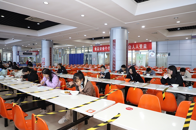 我校食堂坚决筑牢疫情防控阵地