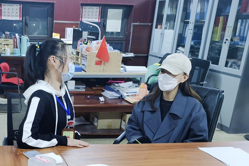 学生记者采访我校疫情防控第一线工作人员-山西中医药大学新闻网